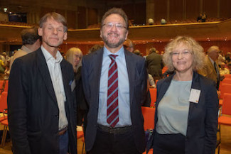 Gruppenbild: Andreas Kahnt, Vorsitzender des Deutschen Pfarrerverbandes Dr. Heribert Prantl, Süddeutsche Zeitung Corinna Hektor, 1. Vorsitzende Pfarrer- und Pfarrerinnenverein Bayern